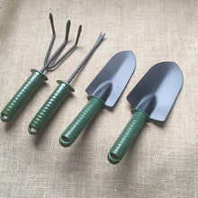 Încarcă imaginea în vizualizatorul Galerie, NOU - Set De 4 Instrumente Pentru Gradinarit, Doua Mini Lopeti, Un Mini Cultivator Si Un Dispozitiv Pentru Gaurit, Metal