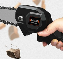 Încarcă imaginea în vizualizatorul Galerie, NOU - Pachet PROMO: Mini Fierastrau Electric Cu Acumulatori 24V, 2x Baterie + 2x Lant + 2x Lama, 6 Inch + CADOU pila 25cm