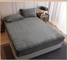 Încarcă imaginea în vizualizatorul Galerie, NOU - Topper Pentru Saltea, Cu Elastic, Material Tip Catifea, 160 X 200 cm + 2 Fete de Perna CADOU