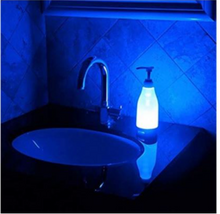 Încarcă imaginea în vizualizatorul Galerie, Dozator de sapun cu lumina LED Soap Brite se poate folosi pentru sapun lichid, gel dezinfectant, lotiune, detergent de vase, gel de dus etc