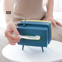 Încarcă imaginea în vizualizatorul Galerie, - Cutie pentru servetele cu suport telefon sub forma de TV retro